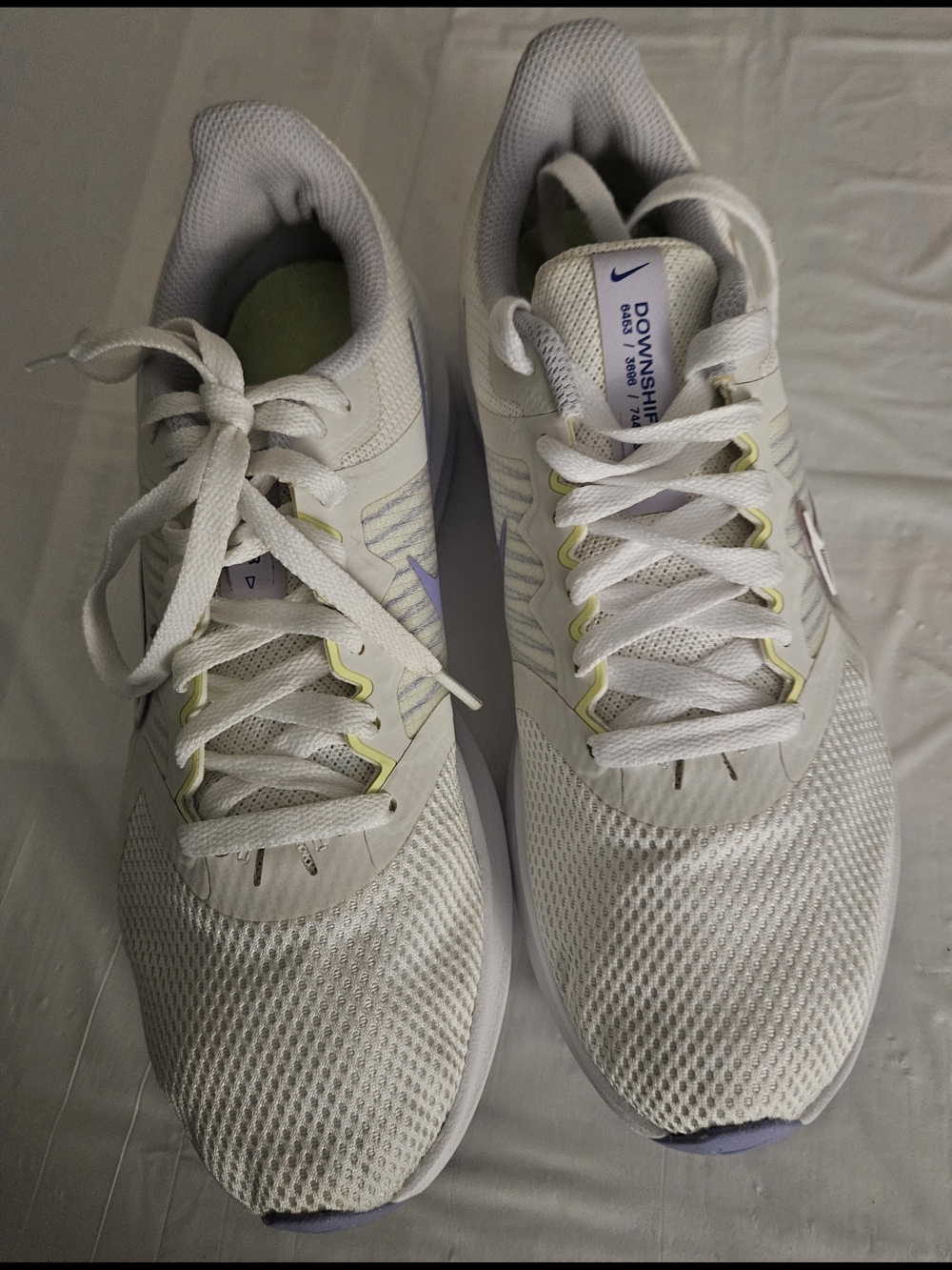 Nike White Athletic Shoe (US 9)